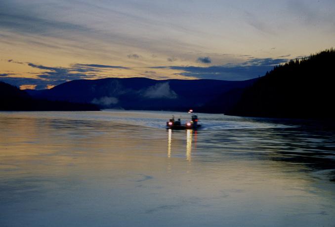 il traghetto in notturna sullo yukon river vicino Dawson city