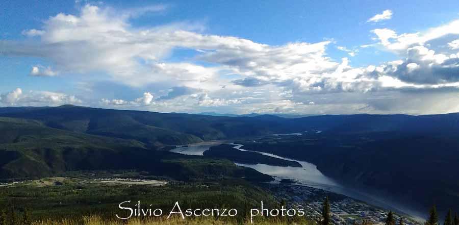 Vista dello Yukon river e Dawson City dal Midnight dome