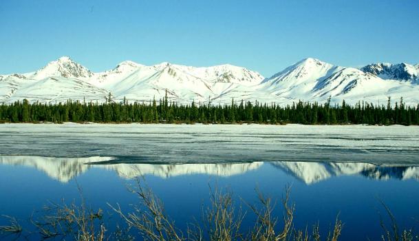 Alaska range con un lago parzialmente gelato al 2 giugno