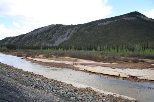 affluente del Klondyke river con la polvere aurifera sulle sponde